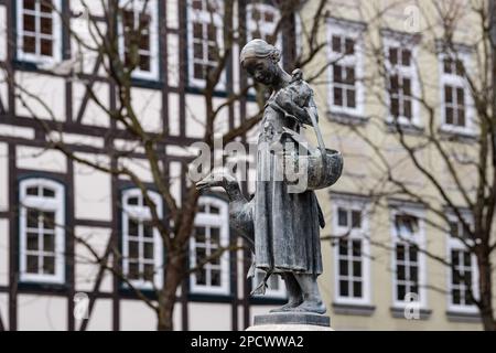 14 marzo 2023, bassa Sassonia, Göttingen: La figura della fontana di Gänseliesel si erge senza un baldacchino sul mercato di fronte a case a graticcio. Il punto di riferimento della città universitaria è attualmente in fase di ristrutturazione. Foto: Swen Pförtner/dpa Foto Stock