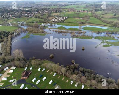 Ripon, North Yorkshire, Regno Unito. 14th Mar, 2023. La forte pioggia negli ultimi giorni ha fatto scoppiare il fiume Ure nelle sue rive nei pressi di Ripon, nel North Yorkshire, Regno Unito. Immagini drone. Credit: Mick Fynn/Alamy Live News Foto Stock