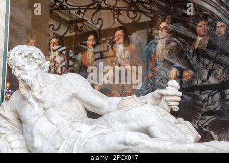 Scultura raffigurante la Scheldt che adorna una delle fontane nel cortile interno del municipio di Bruxelles. Foto Stock