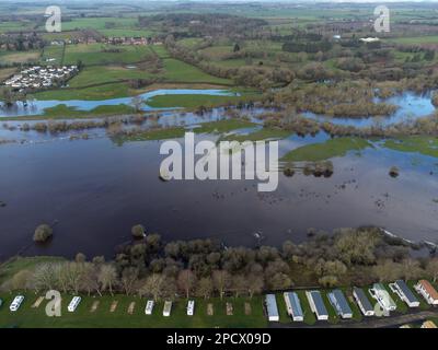 Ripon, North Yorkshire, Regno Unito. 14th Mar, 2023. La forte pioggia negli ultimi giorni ha fatto scoppiare il fiume Ure nelle sue rive nei pressi di Ripon, nel North Yorkshire, Regno Unito. Immagini drone. Credit: Mick Fynn/Alamy Live News Foto Stock