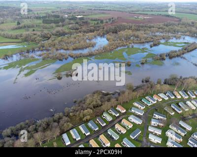 Ripon, North Yorkshire, Regno Unito. 14th Mar, 2023. La forte pioggia negli ultimi giorni ha fatto scoppiare il fiume Ure nelle sue rive nei pressi di Ripon, nel North Yorkshire, Regno Unito. Immagini drone. Credit: Mick Fynn/Alamy Live News Foto Stock