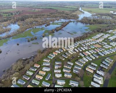 Ripon, North Yorkshire, Regno Unito. 14th Mar, 2023. La forte pioggia negli ultimi giorni ha fatto scoppiare il fiume Ure nelle sue rive nei pressi di Ripon, nel North Yorkshire, Regno Unito. Immagini drone. Credit: Mick Fynn/Alamy Live News Foto Stock