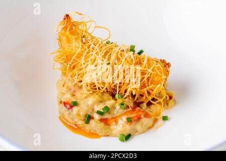 Gamberi fritti di tigre avvolti in kataifi. gamberetti jumbo avvolti in kadayif Foto Stock