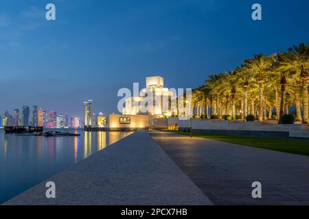 Doha, Qatar - 09 marzo 2023: Museo d'Arte Islamica con vista esterna diurna con fontana in primo piano e nuvole nel cielo sullo sfondo Foto Stock