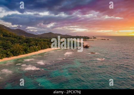 Veduta aerea del tramonto di Anse severe Beach all'Isola la Digue, Seychelles Foto Stock