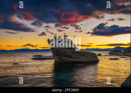 Tramonto spettacolare sulla roccia Bonsai del lago Tahoe, Nevada Foto Stock