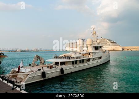 Porto vecchio di Doha (quartiere Mina), barca parcheggiata nel pomeriggio e crociera per i visitatori della Coppa del mondo FIFA Foto Stock