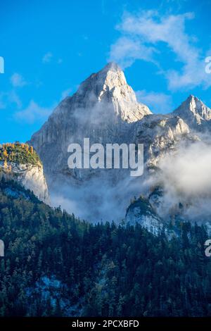 Impressionante formazione di montagna sotto il cielo blu circondato da nuvole Foto Stock