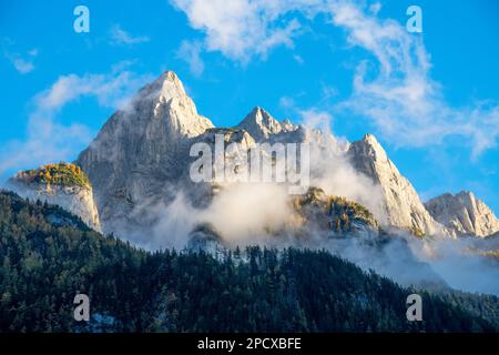 Impressionante formazione di montagna sotto il cielo blu circondato da nuvole Foto Stock