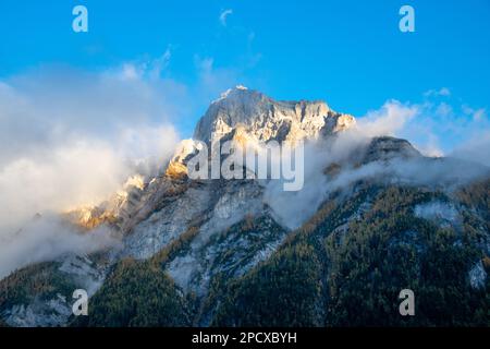 Impressionante formazione di montagna sotto il cielo blu circondato da nuvole Foto Stock