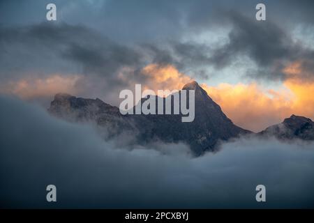 Impressionante formazione di montagna sotto il cielo blu circondato da nuvole Foto Stock