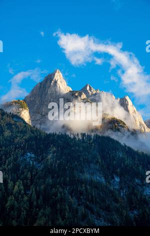 Impressionante formazione di montagna sotto il cielo blu circondato da nuvole Foto Stock