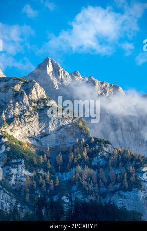 Impressionante formazione di montagna sotto il cielo blu circondato da nuvole Foto Stock