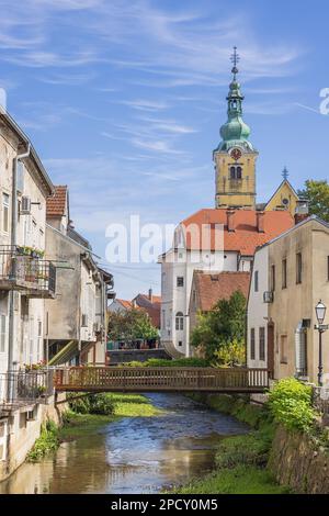 Immagine Moody della Chiesa di San Anastasia, vista dal ponte sul fiume Gradna nel centro della città Foto Stock