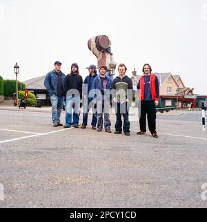 La band dei Bee ha fotografato fuori dal parco divertimenti Blackgang Chine, Isola di Wight, Inghilterra, Regno Unito. Foto Stock