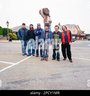 La band dei Bee ha fotografato fuori dal parco divertimenti Blackgang Chine, Isola di Wight, Inghilterra, Regno Unito. Foto Stock