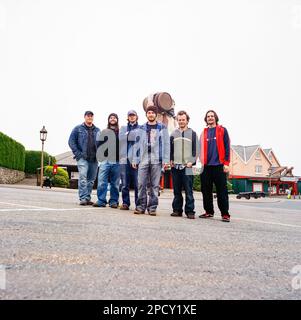 La band dei Bee ha fotografato fuori dal parco divertimenti Blackgang Chine, Isola di Wight, Inghilterra, Regno Unito. Foto Stock