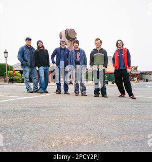 La band dei Bee ha fotografato fuori dal parco divertimenti Blackgang Chine, Isola di Wight, Inghilterra, Regno Unito. Foto Stock