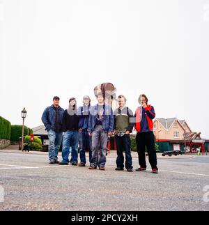 La band dei Bee ha fotografato fuori dal parco divertimenti Blackgang Chine, Isola di Wight, Inghilterra, Regno Unito. Foto Stock