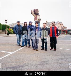 La band dei Bee ha fotografato fuori dal parco divertimenti Blackgang Chine, Isola di Wight, Inghilterra, Regno Unito. Foto Stock