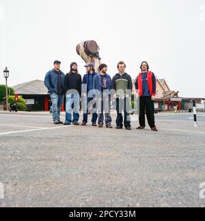 La band dei Bee ha fotografato fuori dal parco divertimenti Blackgang Chine, Isola di Wight, Inghilterra, Regno Unito. Foto Stock