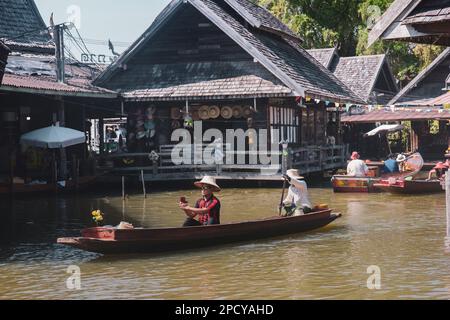 Pattaya, Thailandia - 21 dicembre 2022 una vista del mercato galleggiante di Pattaya, il turista prende un selfie sulla barca, giorno di sole Foto Stock