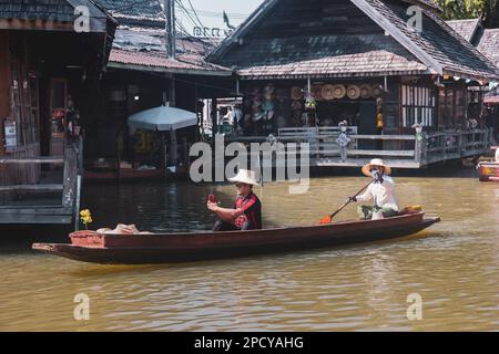 Pattaya, Thailandia - 21 dicembre 2022 una vista del mercato galleggiante di Pattaya, il turista prende un selfie sulla barca, giorno di sole Foto Stock