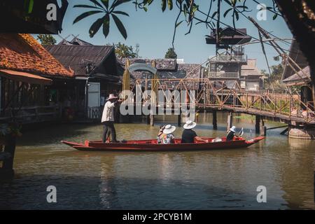 Pattaya, Thailandia - 21 dicembre 2022 : una vista del mercato galleggiante di Pattaya, turisti che galleggiano in una barca al mercato galleggiante di Pattaya, Thailandia Foto Stock