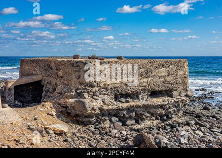 Rovine in una forma piuttosto buona di un forno di calce. La calce era un prodotto di esportazione nella storia dell'isola. Hornos de cal de la Hondura, Fuerteventura, Canarie Foto Stock