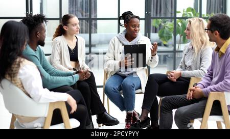 Il team esecutivo ascolta le opinioni contrarie dei colleghi Foto Stock