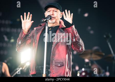 Torino, Italia. 30 giugno 2022. Il cantante rock english Vasco ha suonato dal vivo sul palco dello stadio Olimpico Torino. Credito: Andrea Pinna Foto Stock