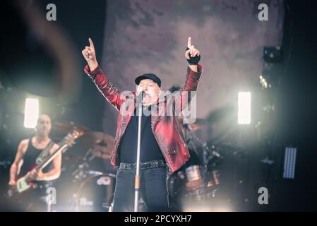 Torino, Italia. 30 giugno 2022. Il cantante rock english Vasco ha suonato dal vivo sul palco dello stadio Olimpico Torino. Credito: Andrea Pinna Foto Stock