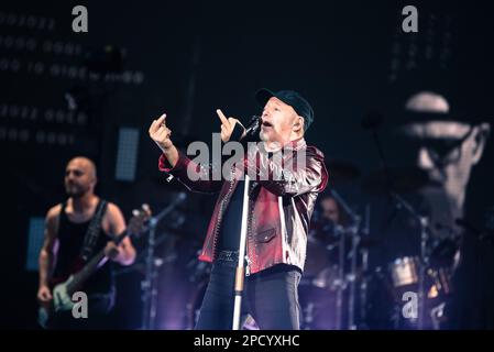 Torino, Italia. 30 giugno 2022. Il cantante rock english Vasco ha suonato dal vivo sul palco dello stadio Olimpico Torino. Credito: Andrea Pinna Foto Stock