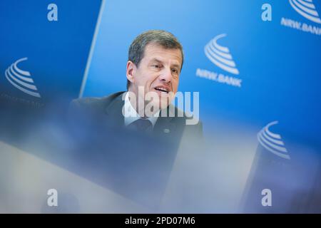 Duesseldorf, Germania. 14th Mar, 2023. Eckhard Forst, Presidente del Consiglio di amministrazione, interviene durante la conferenza stampa annuale della NRW.Bank. Credit: Rolf Vennenbernd/dpa/Alamy Live News Foto Stock