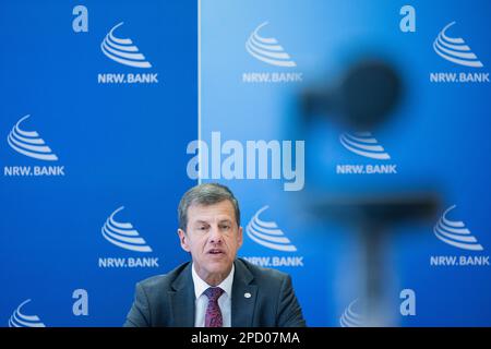 Duesseldorf, Germania. 14th Mar, 2023. Eckhard Forst, Presidente del Consiglio di amministrazione, interviene durante la conferenza stampa annuale della NRW.Bank. Credit: Rolf Vennenbernd/dpa/Alamy Live News Foto Stock