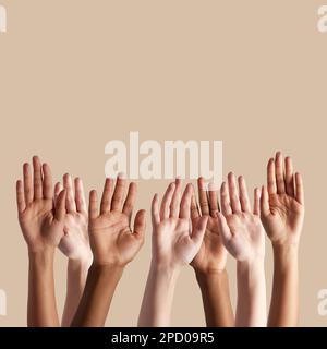 Diversità beffa, raggiungere e gruppo di mani sul background studio per domande, fare e votare. Lavoro di squadra, sostegno e palmi aperti di persone sollevate Foto Stock