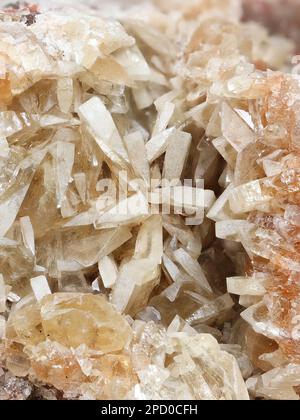 Barite, detta anche barite o barite, cristalli su una matrice di fluorite. Campione minerale dalla Finlandia. Foto Stock