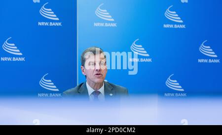 Duesseldorf, Germania. 14th Mar, 2023. Eckhard Forst, Presidente del Consiglio di amministrazione, interviene durante la conferenza stampa annuale della NRW.Bank. Credit: Rolf Vennenbernd/dpa/Alamy Live News Foto Stock