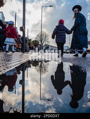 Riflessione Purim a Londra. Foto Stock