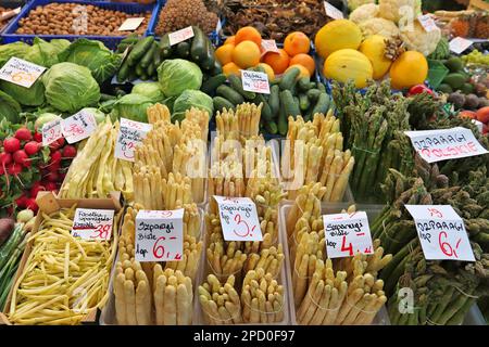 Prezzi degli ortaggi in Polonia. Mercato alimentare in Polonia - Wroclaw Market Hall. Stagione degli asparagi nel mese di maggio. Foto Stock