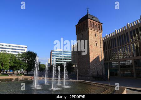 CHEMNITZ, GERMANIA - 8 MAGGIO 2018: Torre Rossa storica e Centro commerciale della Torre Rossa (Roter Turm Galerie) a Chemnitz, Germania. Chemnitz è la 3rd città più grande in Foto Stock