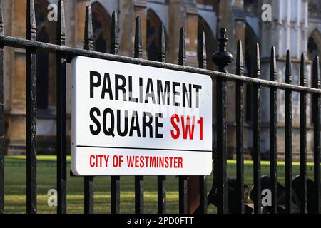 LONDRA, Regno Unito - 12 LUGLIO 2019: Cartello di Parliament Square a Westminster, Londra, Regno Unito. Londra è la città più popolosa del Regno Unito con 13 milioni di abitanti Foto Stock