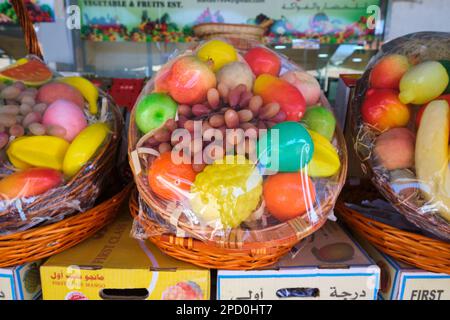 Un cesto di frutta finta Foto stock - Alamy