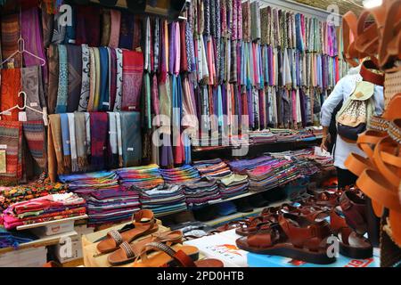 GERUSALEMME, ISRAELE - 29 OTTOBRE 2022: Negozio di souvenir in uno dei molti souk (mercati) a Gerusalemme, Israele. Gerusalemme è un grande turismo, pellegrino Foto Stock