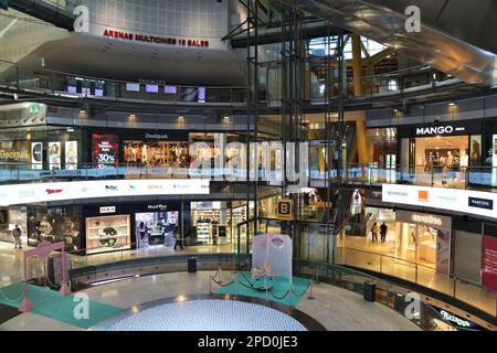 BARCELLONA, SPAGNA - 8 OTTOBRE 2021: Centro commerciale Arenas de Barcelona in Spagna. Il centro commerciale è stato convertito da una Plaza de toros de las Arenas. Foto Stock