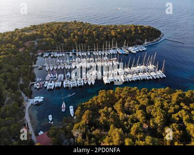 Vela in Croazia. Sveti Klement (St Clement) isola delle isole Pakleni. Marina tramonto nel villaggio di Palmizana. Foto Stock