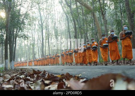 Theravada Buddismo: I monaci che prenderanno il loro cibo alle elemosine la mattina presto, Khagrachari, Bangladesh. Foto Stock