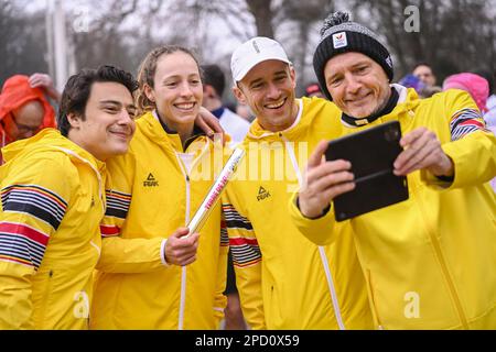 Giocatore belga di hockey Thomas Briels, belga Noor Vidts, BOIC - CEO della COIB Cedric Van Branteghem e BOIC - presidente della COIB Jean-Michel Saive ha illustrato durante la staffetta virtuale in tutto il mondo con il Team Belgium e il Paralimpic Team Belgium, Il nostro paese sarà virtualmente consegnato il batone di rinvio dal Libano alle 09:00:00 e a sua volta lo trasmetterà al Ghana alle 10:00, a Bruxelles, martedì 14 marzo 2023. A seguito di questo 'Round the World Relay', il BOIC presenta la Casa belga e il Team Belgium i preparativi per le Olimpiadi a 500 giorni prima di Parigi 2024. FOTO DI BELGA LAURIE DIEFFEMBACQ Foto Stock