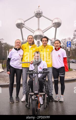 Il giovane atleta belga Selma Van Kerm, il belga Noor Vidts, l'atleta paralimpiano Roger Habsch, il giocatore belga di hockey Thomas Briels e il giovane atleta belga Chloe Van Elsande posano per il fotografo al relay virtuale in tutto il mondo con il Team Belgium e il Paralimpic Team Belgium, Il nostro paese sarà virtualmente consegnato il batone di rinvio dal Libano alle 09:00:00 e a sua volta lo trasmetterà al Ghana alle 10:00, a Bruxelles, martedì 14 marzo 2023. A seguito di questo 'Round the World Relay', il BOIC presenta la Casa belga e il Team Belgium i preparativi per le Olimpiadi a 500 giorni prima di Parigi 2024. B Foto Stock