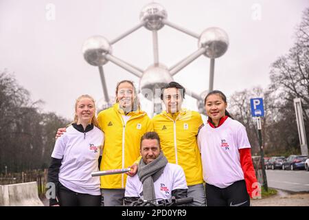 Il giovane atleta belga Selma Van Kerm, il belga Noor Vidts, l'atleta paralimpiano Roger Habsch, il giocatore belga di hockey Thomas Briels e il giovane atleta belga Chloe Van Elsande posano per il fotografo al relay virtuale in tutto il mondo con il Team Belgium e il Paralimpic Team Belgium, Il nostro paese sarà virtualmente consegnato il batone di rinvio dal Libano alle 09:00:00 e a sua volta lo trasmetterà al Ghana alle 10:00, a Bruxelles, martedì 14 marzo 2023. A seguito di questo 'Round the World Relay', il BOIC presenta la Casa belga e il Team Belgium i preparativi per le Olimpiadi a 500 giorni prima di Parigi 2024. B Foto Stock